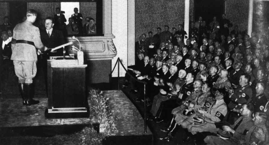 Verleihung des 'Preises der NSDAP für die Kunst' an Hanns Johst durch Alfred Rosenberg, 11.9.1935